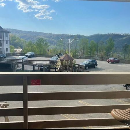 Relaxing Mountain Condo In Gatlinburg With City View ! Bagian luar foto