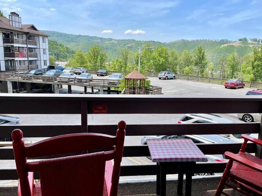 Relaxing Mountain Condo In Gatlinburg With City View ! Bagian luar foto