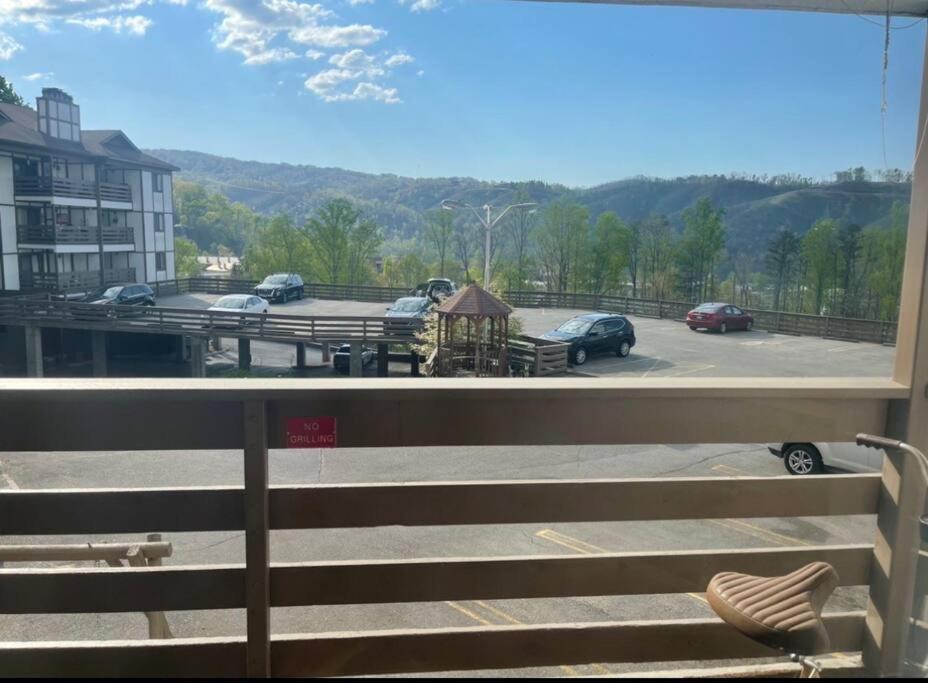 Relaxing Mountain Condo In Gatlinburg With City View ! Bagian luar foto