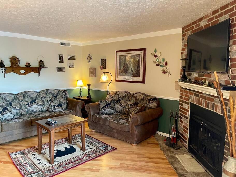 Relaxing Mountain Condo In Gatlinburg With City View ! Bagian luar foto