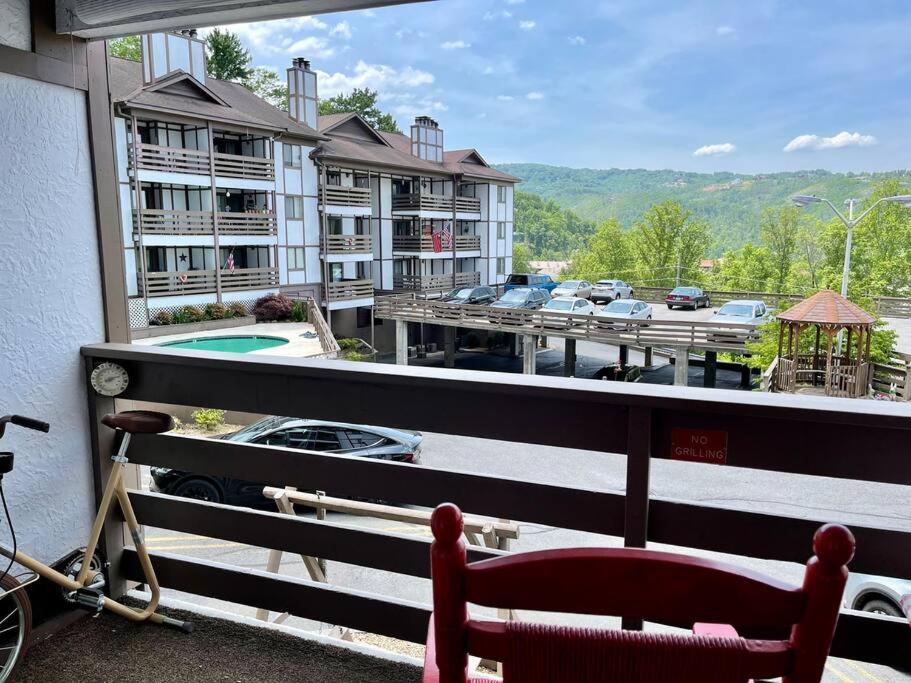 Relaxing Mountain Condo In Gatlinburg With City View ! Bagian luar foto